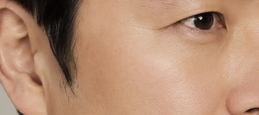 촉촉하고 자연스러운 광채가 보이는 피부 이미지